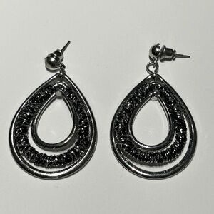 🩶SILVER & BLACK TEARDROP EARRINGS🩶
